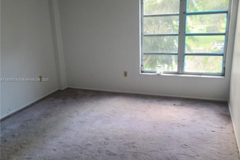 Condo in Lauderhill, Florida, 2 bedrooms  № 1945465 - photo 25