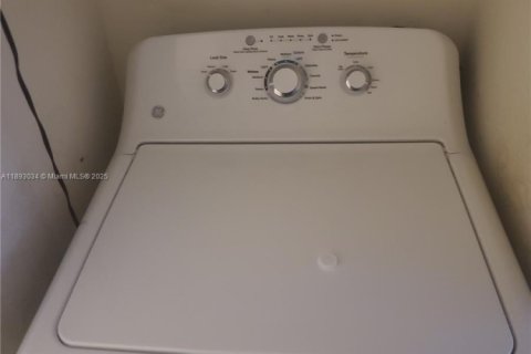 Condo in Lauderhill, Florida, 2 bedrooms  № 1945465 - photo 27