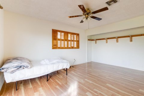 Townhouse in Lake Worth, Florida 3 bedrooms, 152.92 sq.m. № 2191834 - photo 25