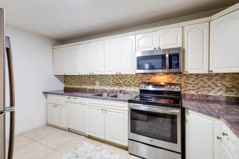 Townhouse in Lake Worth, Florida 3 bedrooms, 152.92 sq.m. № 2191834 - photo 10