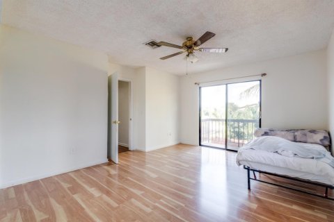 Townhouse in Lake Worth, Florida 3 bedrooms, 152.92 sq.m. № 2191834 - photo 24