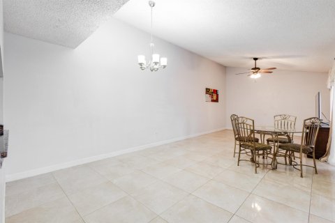 Townhouse in Lake Worth, Florida 3 bedrooms, 152.92 sq.m. № 2191834 - photo 13
