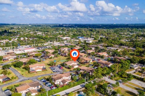 Townhouse in Lake Worth, Florida 3 bedrooms, 152.92 sq.m. № 2191834 - photo 3