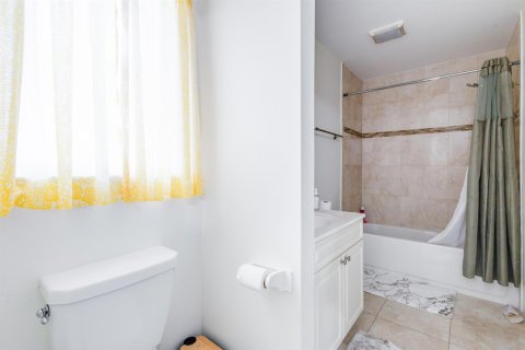 Townhouse in Lake Worth, Florida 3 bedrooms, 152.92 sq.m. № 2191834 - photo 19