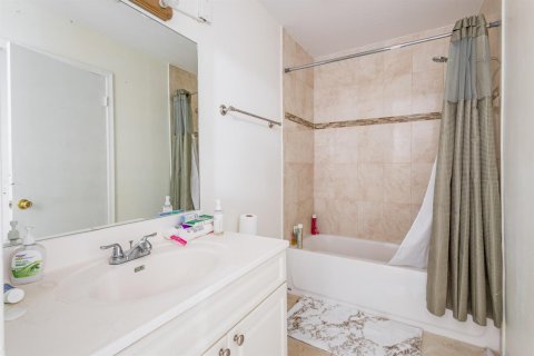 Townhouse in Lake Worth, Florida 3 bedrooms, 152.92 sq.m. № 2191834 - photo 18