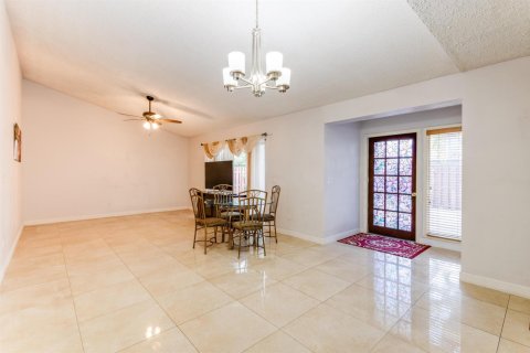 Townhouse in Lake Worth, Florida 3 bedrooms, 152.92 sq.m. № 2191834 - photo 11