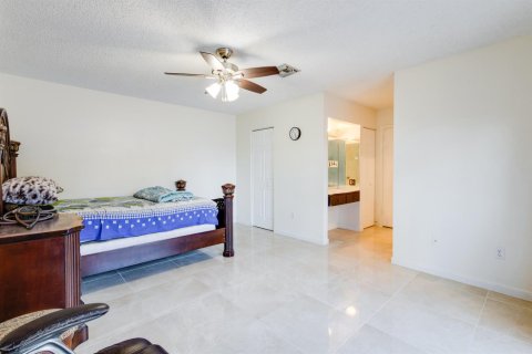 Townhouse in Lake Worth, Florida 3 bedrooms, 152.92 sq.m. № 2191834 - photo 17