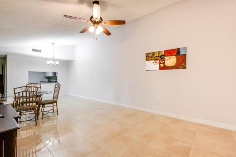 Townhouse in Lake Worth, Florida 3 bedrooms, 152.92 sq.m. № 2191834 - photo 12