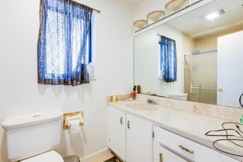 Townhouse in Lake Worth, Florida 3 bedrooms, 152.92 sq.m. № 2191834 - photo 20