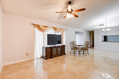 Townhouse in Lake Worth, Florida 3 bedrooms, 152.92 sq.m. № 2191834 - photo 7