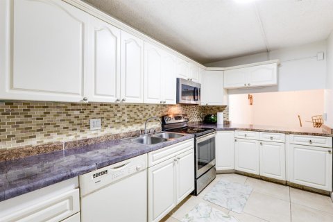 Townhouse in Lake Worth, Florida 3 bedrooms, 152.92 sq.m. № 2191834 - photo 9