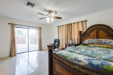 Townhouse in Lake Worth, Florida 3 bedrooms, 152.92 sq.m. № 2191834 - photo 15