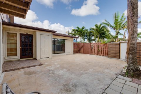 Townhouse in Lake Worth, Florida 3 bedrooms, 152.92 sq.m. № 2191834 - photo 2