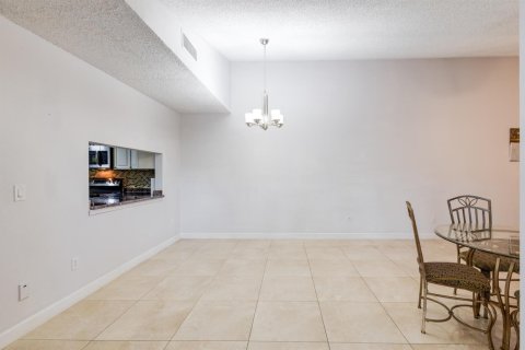 Townhouse in Lake Worth, Florida 3 bedrooms, 152.92 sq.m. № 2191834 - photo 14
