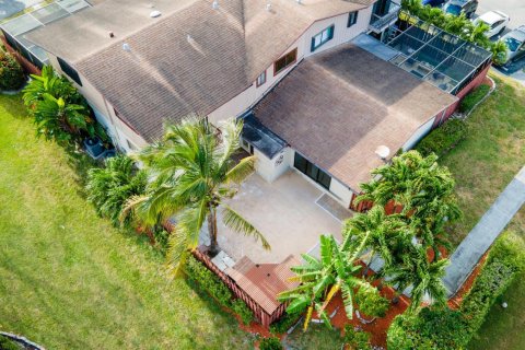 Townhouse in Lake Worth, Florida 3 bedrooms, 152.92 sq.m. № 2191834 - photo 5