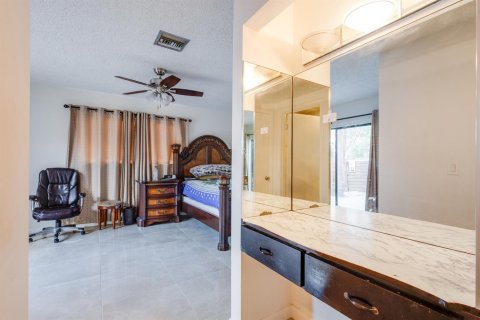 Townhouse in Lake Worth, Florida 3 bedrooms, 152.92 sq.m. № 2191834 - photo 21