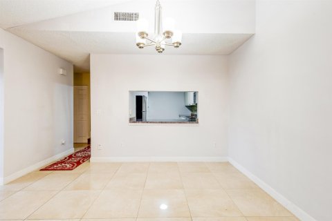 Townhouse in Lake Worth, Florida 3 bedrooms, 152.92 sq.m. № 2191834 - photo 8