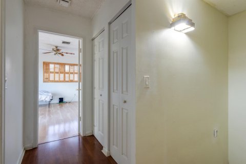 Townhouse in Lake Worth, Florida 3 bedrooms, 152.92 sq.m. № 2191834 - photo 26