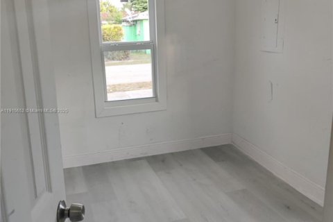 Commercial property in Miami, Florida 108.88 sq.m. № 1972868 - photo 12