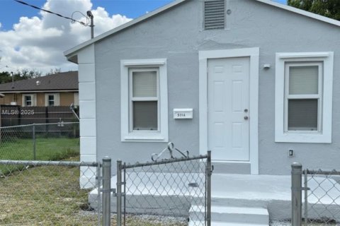 Commercial property in Miami, Florida 108.88 sq.m. № 1972868 - photo 1