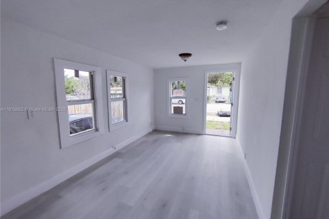 Commercial property in Miami, Florida 108.88 sq.m. № 1972868 - photo 9