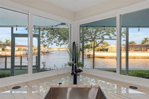 House in New Port Richey, Florida 4 bedrooms, 219.25 sq.m. № 1643065 - photo 10