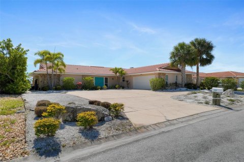 House in New Port Richey, Florida 4 bedrooms, 219.25 sq.m. № 1643065 - photo 2