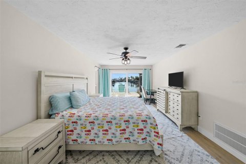 House in New Port Richey, Florida 4 bedrooms, 219.25 sq.m. № 1643065 - photo 21