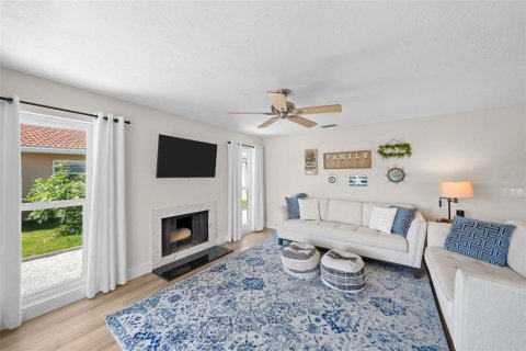 House in New Port Richey, Florida 4 bedrooms, 219.25 sq.m. № 1643065 - photo 13