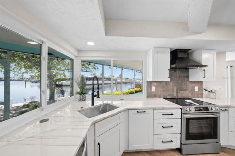 House in New Port Richey, Florida 4 bedrooms, 219.25 sq.m. № 1643065 - photo 9