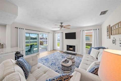 House in New Port Richey, Florida 4 bedrooms, 219.25 sq.m. № 1643065 - photo 12