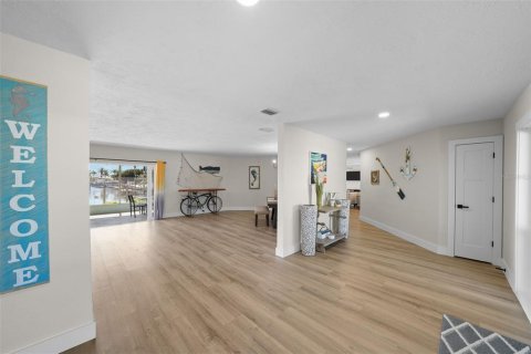 House in New Port Richey, Florida 4 bedrooms, 219.25 sq.m. № 1643065 - photo 3