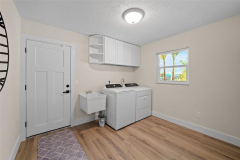 House in New Port Richey, Florida 4 bedrooms, 219.25 sq.m. № 1643065 - photo 25