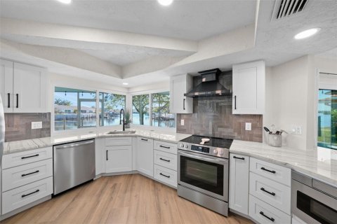 House in New Port Richey, Florida 4 bedrooms, 219.25 sq.m. № 1643065 - photo 8