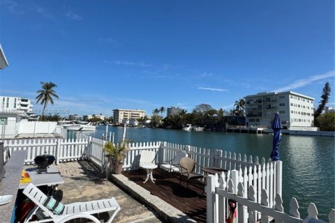 Commercial property in Miami Beach, Florida 326.09 sq.m. № 2020904 - photo 24