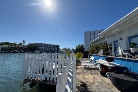 Commercial property in Miami Beach, Florida 326.09 sq.m. № 2020904 - photo 11