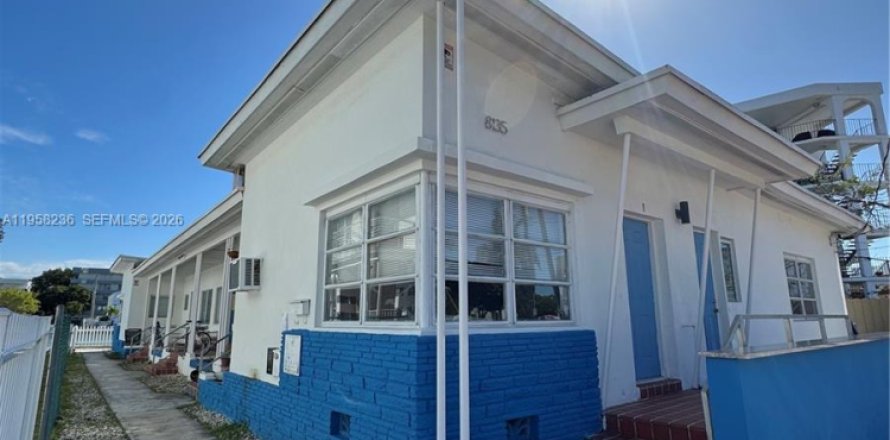 Commercial property in Miami Beach, Florida 326.09 sq.m. № 2020904