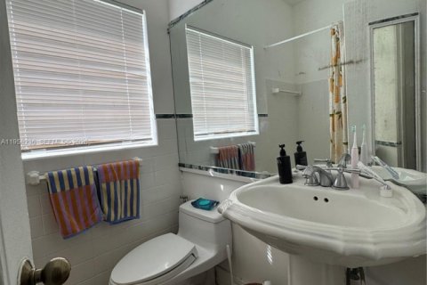 Commercial property in Miami Beach, Florida 326.09 sq.m. № 2020904 - photo 2