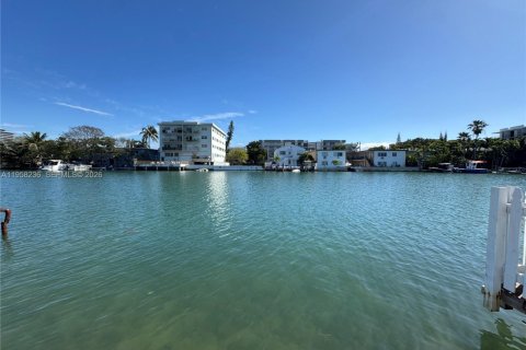 Commercial property in Miami Beach, Florida 326.09 sq.m. № 2020904 - photo 7