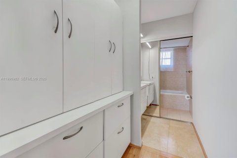 Купить кондоминиум в Халландейл-Бич, Флорида 1 спальня, 78.97м2, № 2060405 - фото 16