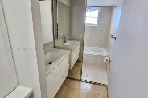 Купить кондоминиум в Халландейл-Бич, Флорида 1 спальня, 78.97м2, № 2060405 - фото 17