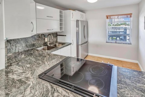 Купить кондоминиум в Халландейл-Бич, Флорида 1 спальня, 78.97м2, № 2060405 - фото 3