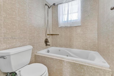 Купить кондоминиум в Халландейл-Бич, Флорида 1 спальня, 78.97м2, № 2060405 - фото 19