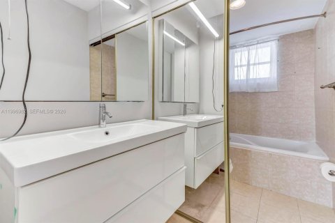 Купить кондоминиум в Халландейл-Бич, Флорида 1 спальня, 78.97м2, № 2060405 - фото 18