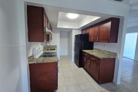 Touwnhouse à louer à Lauderhill, Floride: 2 chambres, 87.33 m2 № 1984648 - photo 2