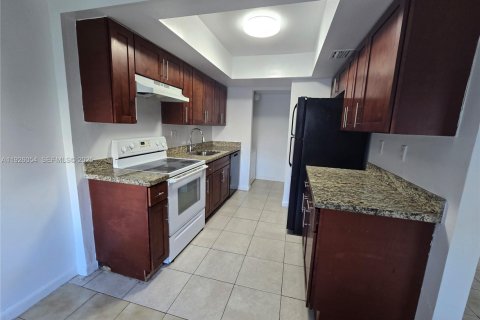 Touwnhouse à louer à Lauderhill, Floride: 2 chambres, 87.33 m2 № 1984648 - photo 1