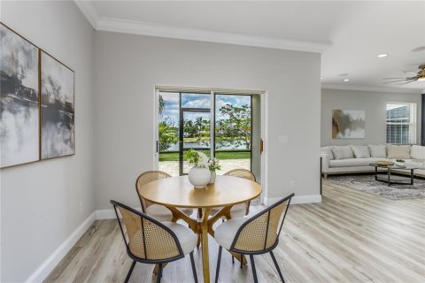 House in Tampa, Florida 5 bedrooms, 279.73 sq.m. № 1757093 - photo 9