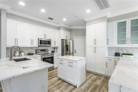 House in Tampa, Florida 5 bedrooms, 279.73 sq.m. № 1757093 - photo 7