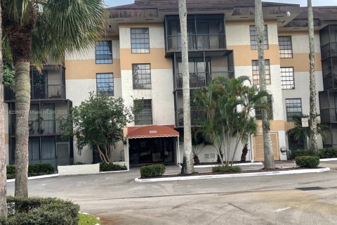 Condominio en alquiler en Lauderhill, Florida, 2 dormitorios, 100.8 m2 № 1937968 - foto 1