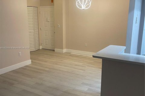 Condominio en alquiler en Lauderhill, Florida, 2 dormitorios, 100.8 m2 № 1937968 - foto 12